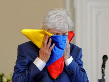 José Pékerman, con la bandera de Colombia, el día que dejó la Selección Colombia.