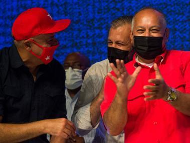 El número dos del chavismo, Diosdado Cabello (d), celebró junto con otras figuras del oficialismo su triunfo en las legislativas.