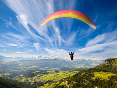 El parapente es una modalidad de paracaidismo deportivo.