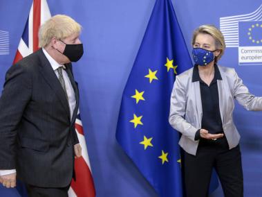 El primer ministro británico, Boris Johnson (I), es recibido por la presidenta de la Comisión Europea, Ursula Von der Leyen (D) en la sede de la UE en Bruselas.