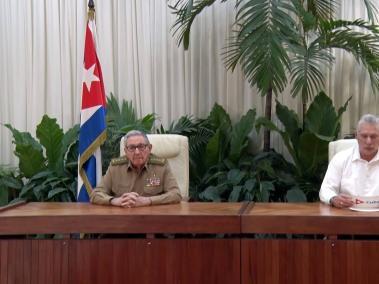 Presidente cubano Miguel Diaz-Canel (d) y el exmandatario y líder del Partido Comunista de Cuba (PCC), Raúl Castro (i) durante el anuncio del inicio del proceso de unificación monetaria.