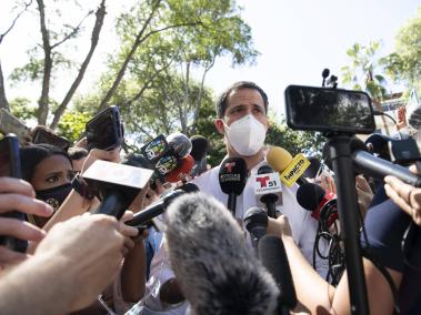 Juan Guaidó, presidente de la Asamblea Nacional, usa una máscara protectora mientras habla durante una conferencia de prensa durante un plebiscito liderado por la oposición en el barrio Chacao de Caracas.
