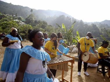 el Grupo Pastoral Afro de la Sierra, integrado por 12 cantaoras que mantienen vivas tradiciones del Pacífico colombiano.