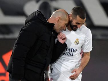 Karim Benzema recibe instrucciones de Zinedine Zidane.