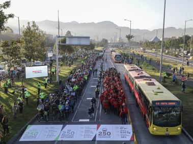 La Alcaldía ha insistido en que la ciudadanía entienda cuáles son las diferencias de ocupación en cada uno de los modos de transporte. Aquí, una comparación de cuánto espacio ocupan 250 personas en TransMilenio, en carro particular y en bicicleta.