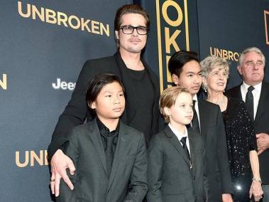 Brad Pitt junto a sus hijos en la premiere de la película ‘Invencible’ de 2014.