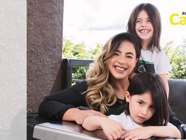 Carla Giraldo y sus hijos Adrián y Damián en la portada de la revista Carrusel.