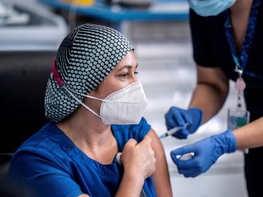 La primera persona inmunizada en Chile fue una auxiliar de enfermería de 46 años, Zulema Riquelme.