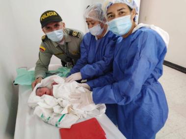 Al recién nacido y su progenitora los trasladados a un centro hospitalario para su atención y valoración.