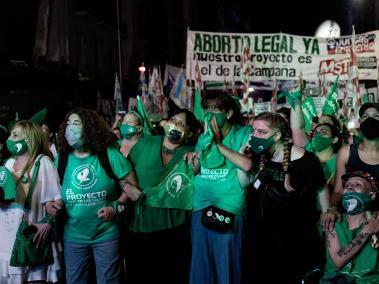 Cientos de argentinas salieron a festejar la decisión del Congreso de aprobar la interrupción voluntaria del embarazo.