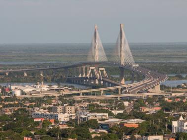 Panorámica aérea del nuevo puente Pumarejo sobre el río Magdalena, en sentido Barranquilla - Santa Marta.