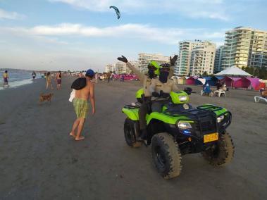 La Policía Nacional trató de evitar las aglomeraciones en las playas.