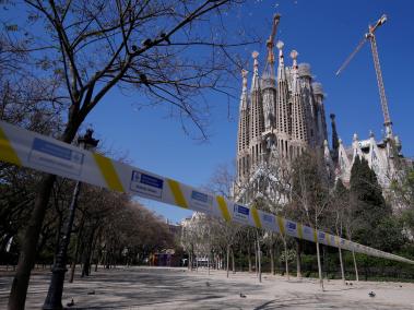 Plaza cerrada frente a la iglesia de la Sagrada Familia en Barcelona durante un cierre nacional para prevenir la propagación del covid-19.