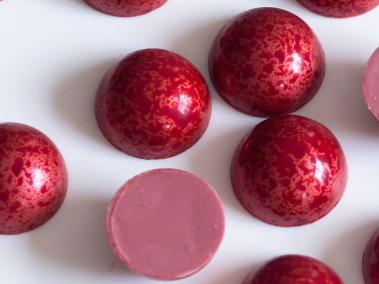 Bombones hechos con el chocolate ruby de Barry Callebaut.