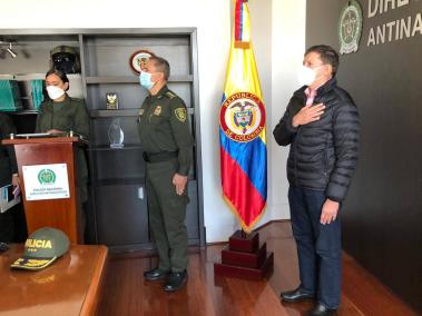 El general Mariano de la Cruz Botero Coy, nuevo director del Inpec, y el ministro de Justicia, Wilson Ruiz, durante la posesión.