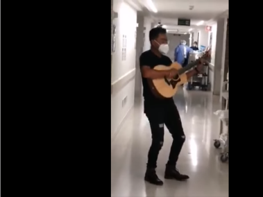 El cantante Álex Campos cantando en el hospital donde está internado su padre.