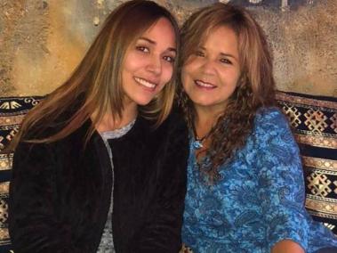 Ana María Castro de 21 años, junto con su mamá, Nidia Romero.