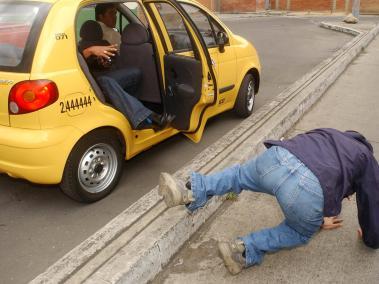 Un hombre fue golpeado hasta el cansancio dentro de un taxi.