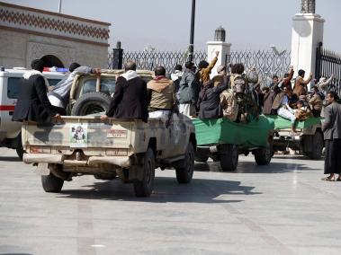 Partidarios armados de los hutíes montan un vehículo en Sana'Äôa, Yemen, el 10 de febrero de 2021.