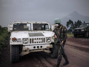 Soldados de la ONU y las Fuerzas Armadas del Congo recuperan cadáveres en el borde del Parque Nacional Virunga, cerca del pueblo de Kibumba, donde murió el embajador de Italia en la República Democrática del Congo.