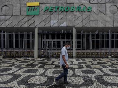 Una persona camina frente a la sede de Petrobras en Río de Janeiro (Brasil).