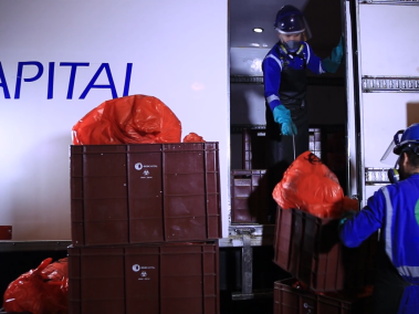 El operador del servicio de recolección de residuos hospitalarios realiza varias rutas en el día y la noche para garantizar el adecuado manejo y disposición de estos en el relleno Doña Juana.
