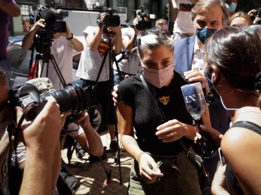 Jana Maradona (c), hija del fallecido futbolista argentino Diego Maradona, llega a declarar en el marco de investigación de la muerte del ídolo del fútbol hoy, en Buenos Aires (Argentina).
