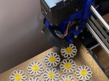 Con impresoras 3D crean accesorios a base de maíz.