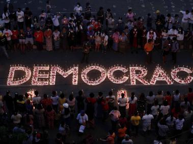 Conmemoración en Myanmar por las muertes de varios civiles en las protestas que piden el regreso de la democracia.
