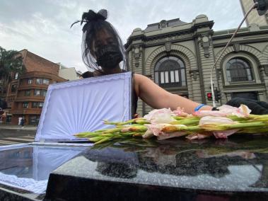 Performance artístico en Medellín por los feminicidios en Colombia.