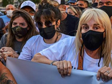 Dalma y Giannina Maradona, las hijas del '10', y su exesposa, Claudia  Villafañe, encabezaron la marcha.