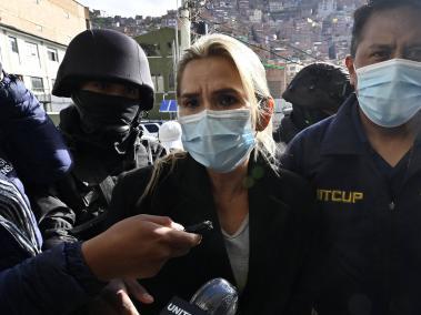 La expresidenta interina de Bolivia, Jeannine Anez (C), es escoltada por policías de la Fuerza Especial contra el Crimen (FELCC) luego de ser detenida en La Paz.