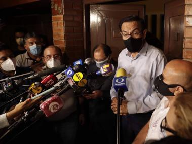El expresidente peruano Martín Vizcarra habla con la prensa tras quedar en libertad bajo fianza de 100.000 soles (unos 27.000 dólares) mientras se investigan los presuntos sobornos recibidos cuando era gobernador.