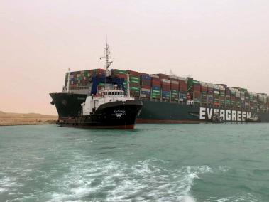 Una nave panameña bloquea Canal de Suez al ladearse por una tormetna de arena este miércoles en Egipto. La nave Ever Given "se ladeó en el kilómetro 151 del canal mientras lo cruzaba desde el sur procedente de China camino a Rotterdam".