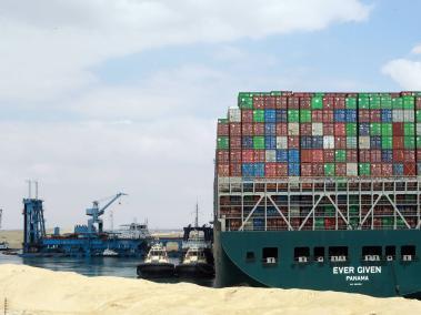 El gran buque portacontenedores Ever Given encalló en el Canal de Suez el 23 de marzo, bloqueando el paso de otros barcos y provocando un atasco de tráfico para los cargueros.
