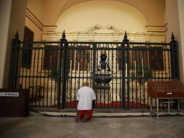En la Catedral Primada de Bogotá la devoción y la fe religiosa no se olvidan, pese a que las autoridades han prohibido algunas tradiciones para los feligreses en los templos por temas de salubridad.