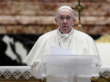 El papa Francisco ofició su homilía del Domingo de Resurrección desde la basílica de San Pedro, en el Vaticano.