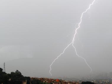 Fuertes tormentas eléctricas se registran en Medellín durante la temporada invernal. Medellín es una de las ciudades donde más rayos caen en el mundo.