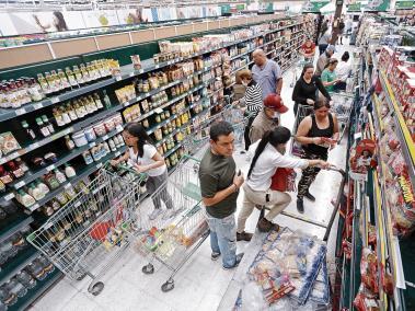 Personas hacen mercado en un supermercado Jumbo