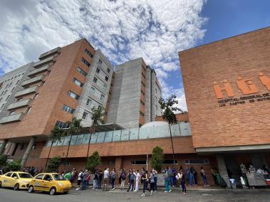 En el hospital General de Medellín se adelanta la vacunación masiva de 800 miembros del personal de la salud.