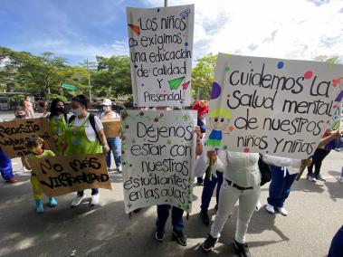 Educadoras de diferentes Jardines infantiles de Medellín, realizaron un plantón frente a la Gobernación de Antioquia en protesta contra la virtualidad de la educación y el aumento en la deserción escolar por cuenta de la pandemia del covid-19