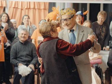 Sergio Chamy, protagonista del documental, baila con una de las mujeres del hogar de ancianos.