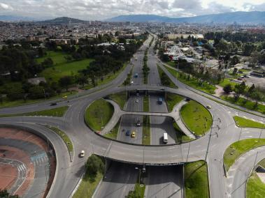 En el anillo vial de la Avenida 68 con Calle 63 se presentó poco flujo vehicular en el primer día de aislamiento general decretado por la Alcaldía de Bogotá.