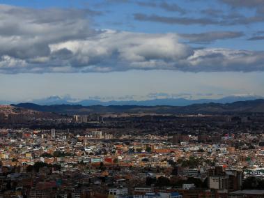 Los nevados que logró divisar son los nevados del Ruiz y del Tolima. Aunque es posible divisarlos desde Bogotá, se requieren condiciones óptimas.