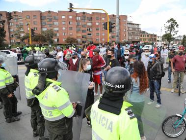 Bogota abril 16 de 2021. Manifestación a la altura de la Primero de Mayo por NQS. Bloquean ambos sentidos del carril exclusivo. Manifestantes sacan el aire a las llantas del TM, policía hace presencia. Fotos: Milton Diaz El Tiempo