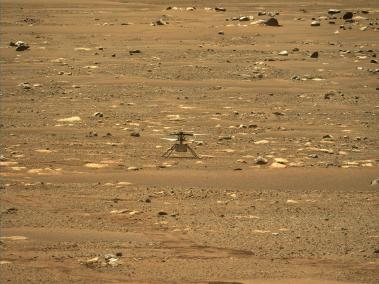 La nasa publicó imágenes del vuelo del helicóptero Ingenuity en Marte.