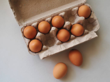 'También tenemos huevo': Famosa marca de huevos lanza docena a $1.800