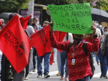 Los trabajadores informales de Medellín se movilizaron este miércoles 21 de abril con el fin de pedir garantías sociales para enfrentar la pandemia y las medidas de aislamiento social. Además, con esta protesta se suman a la campaña nacional que viene exigiendo renta básica en Colombia.