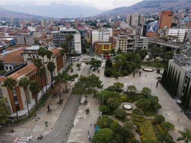 Por tercer fin de semana consecutivo se realiza el confinamiento por la vida decretado por la Gobernación de Antioquia. A pesar del cierre en las calles del centro de  Medellín se observa gran cantidad de personas, muchas de ellas sin el uso adecuado de tapabocas.