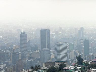 Panorámica de la ciudad en la cual se percibe la contaminación en el aire